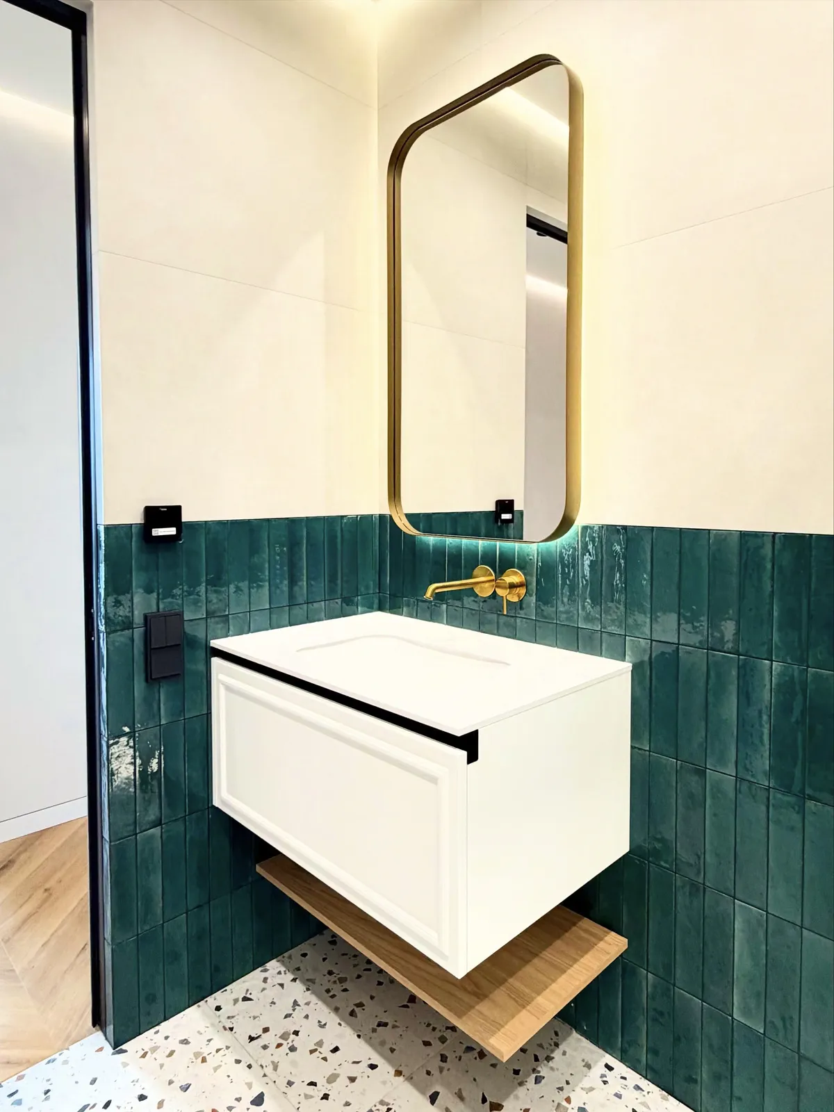 Emerald and gold bathroom — Wembley, London