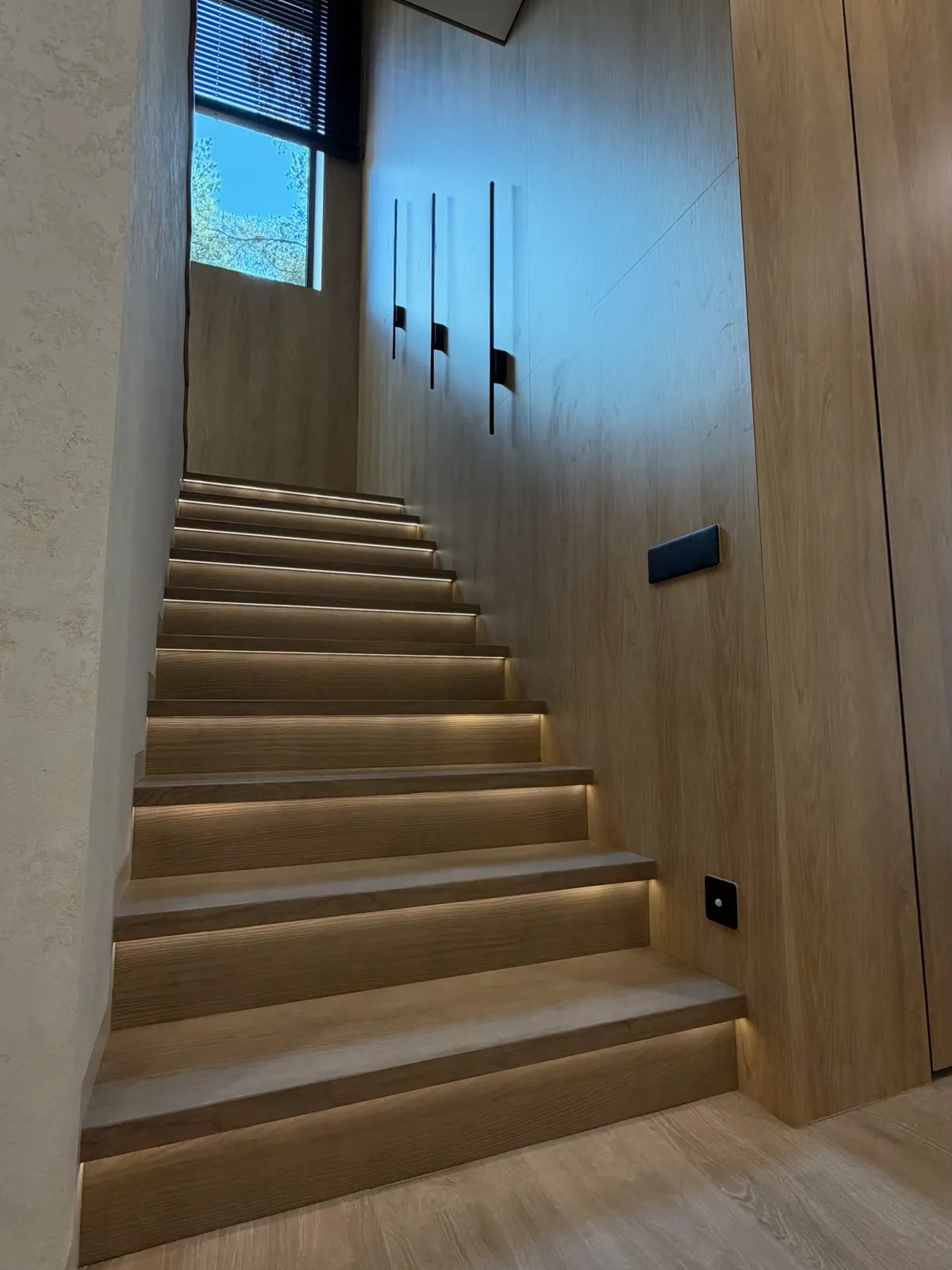 Oak staircase with LED treads and slat screen — Cockfosters, London