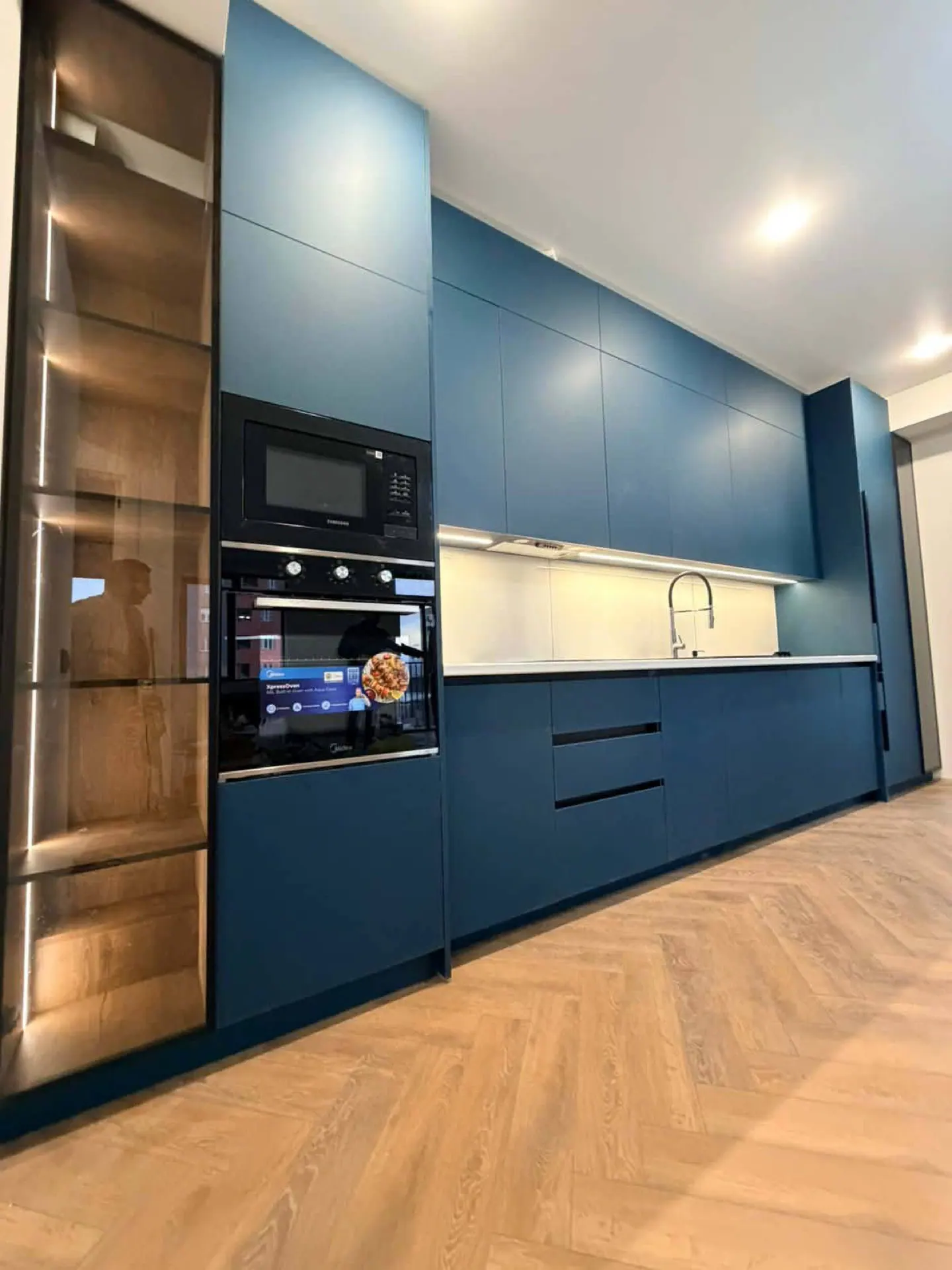 Navy handleless kitchen — Earls Court, London