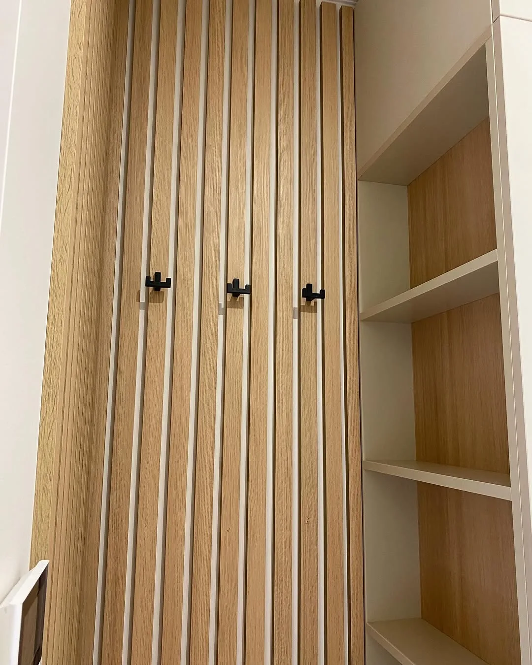 Oak-slat hallway with bench & storage — Hackney, London