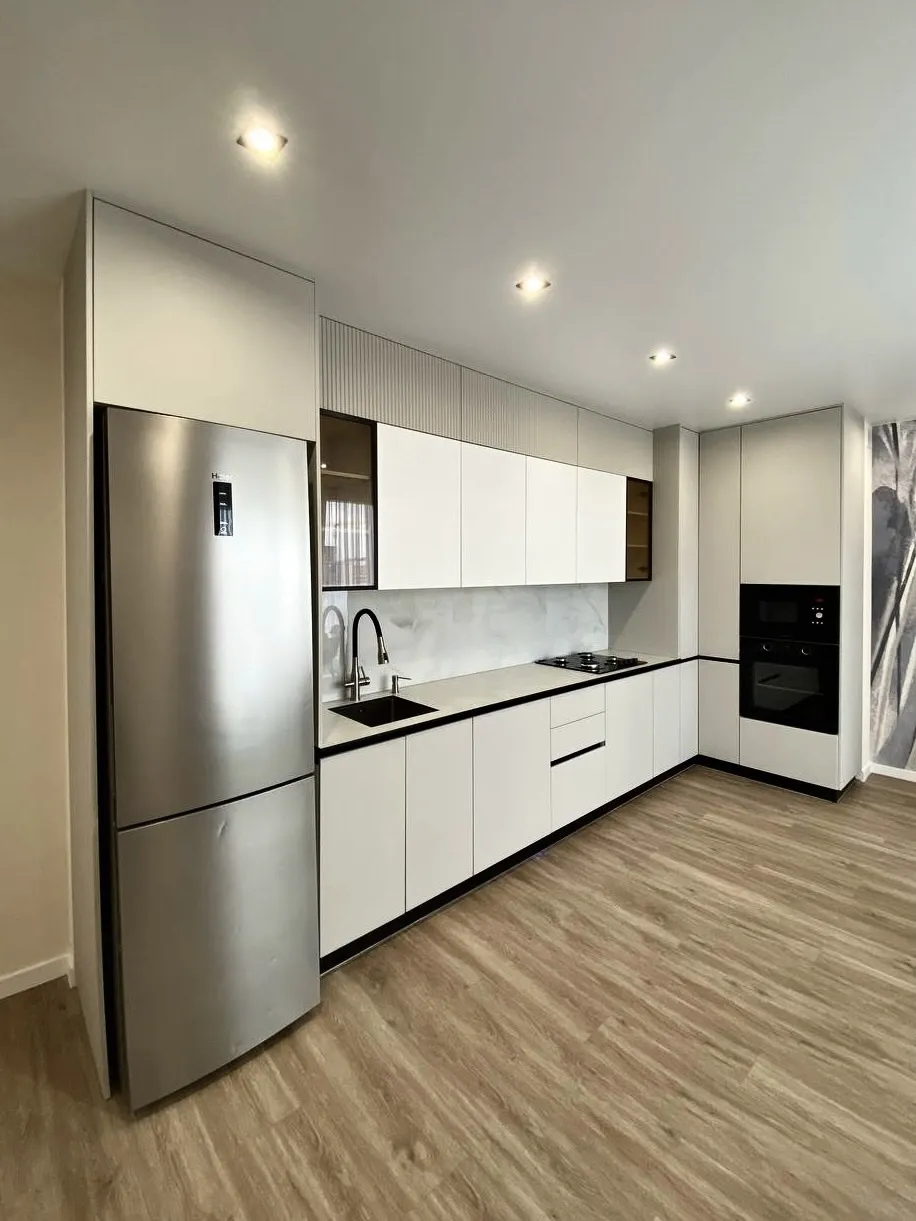 White handleless kitchen with marble splashback — Chingford, London