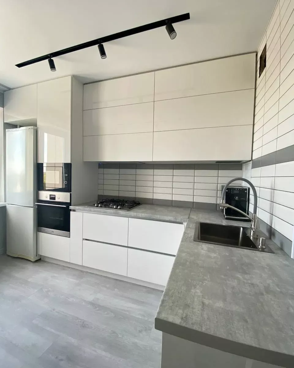 White gloss kitchen with concrete-effect tops — Dartford, Kent