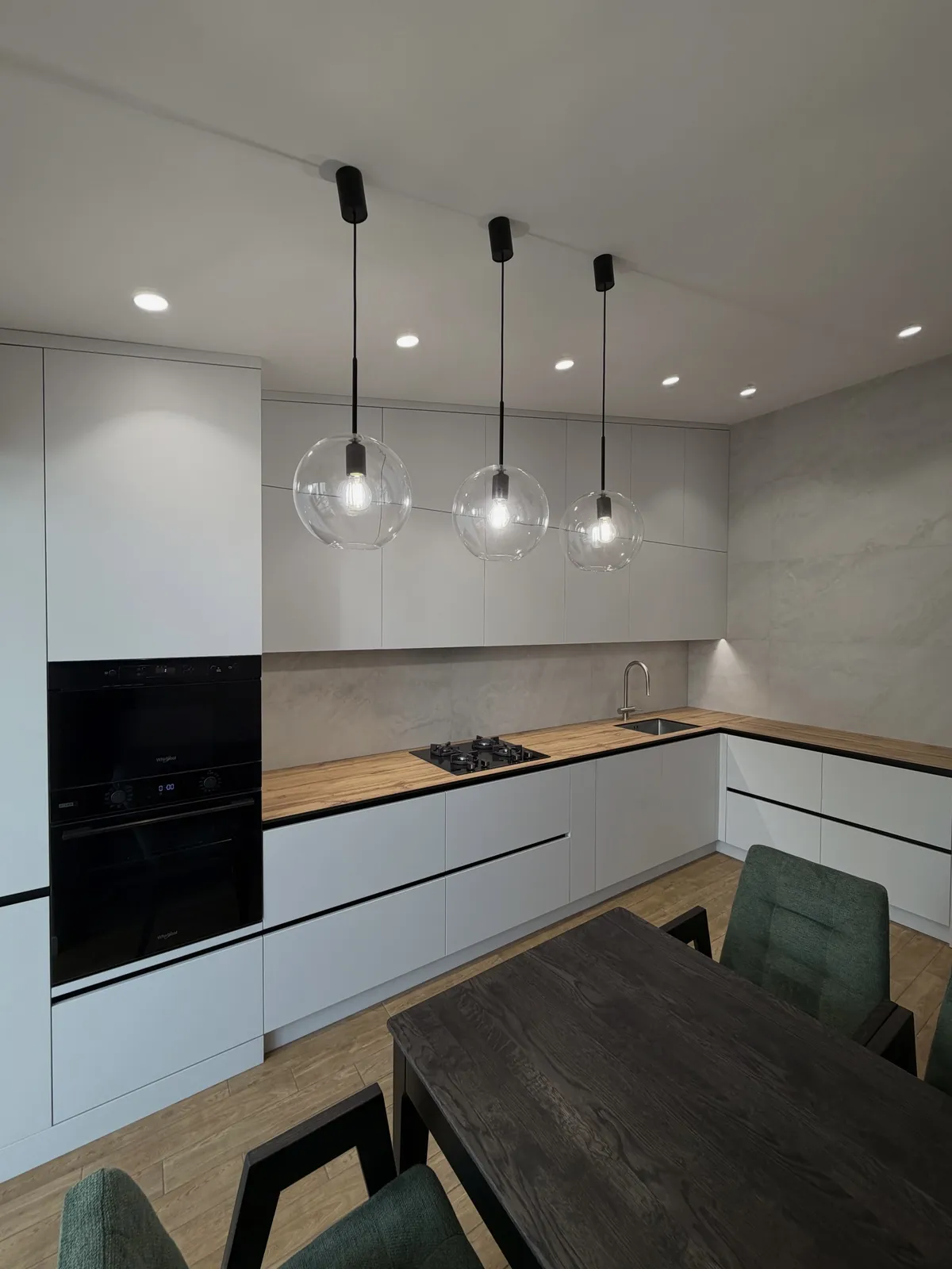 White kitchen with oak worktop and breakfast bar — Hornchurch, London