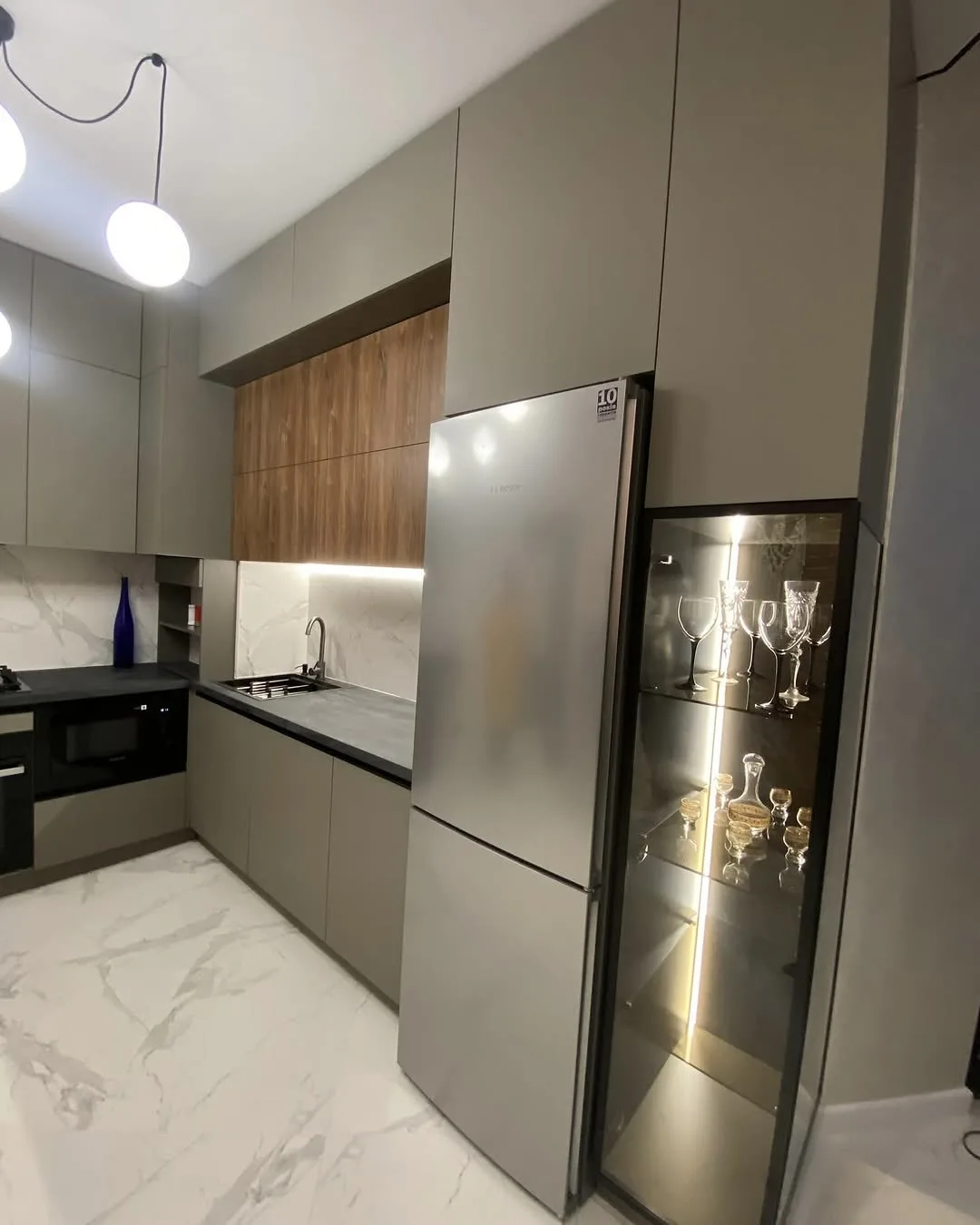 Grey handleless kitchen with walnut veneer — Battersea, London