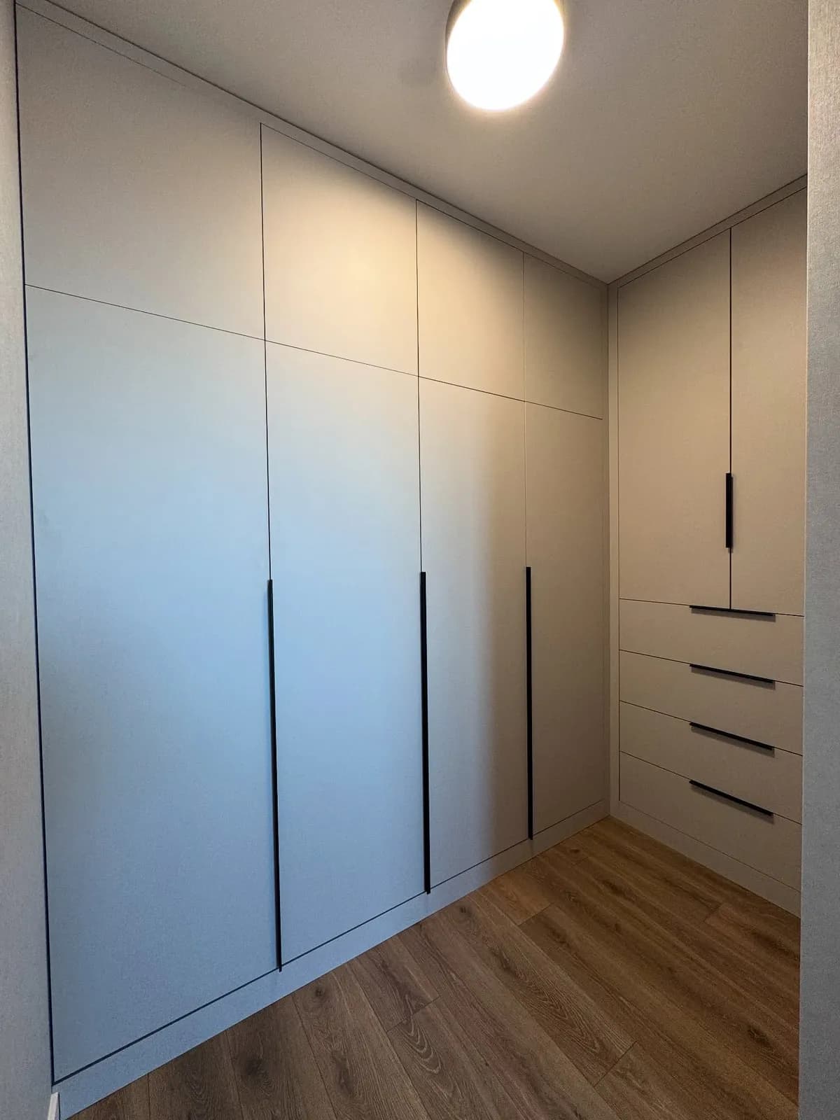 Greige wardrobes with black bar handles — Hoddesdon, Hertfordshire