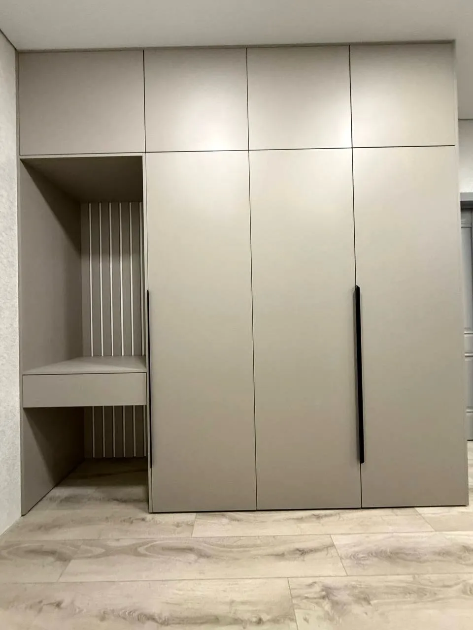 Handleless wardrobe with dressing nook — Wallington, London