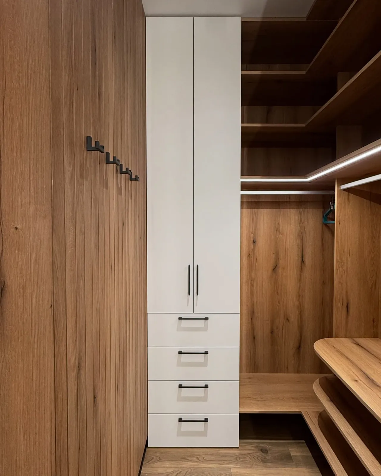 Knotty-oak walk-in with glass door — Cuffley, Hertfordshire