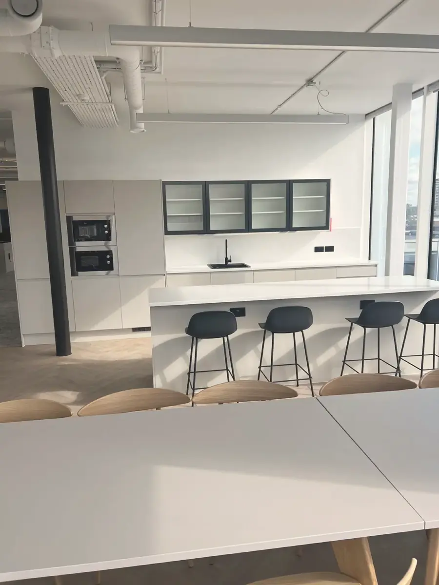 Minimalist white kitchen — Chelsea, London